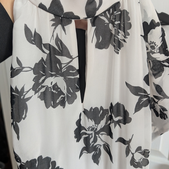 White House Black Market Women's Monochrome Floral Jumpsuit - Picture 5 of 10